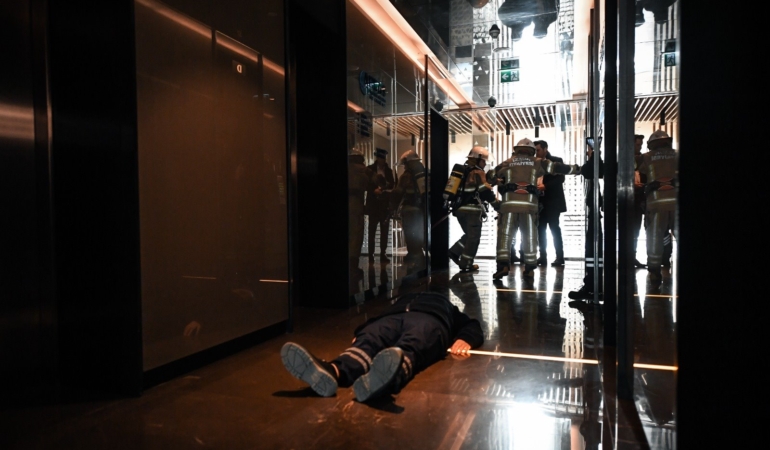 47 katlı binada nefes kesen tatbikat