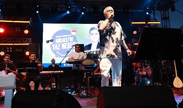 Cengiz Kurtoğlu, şarkılarıyla Karamürsel'i salladı