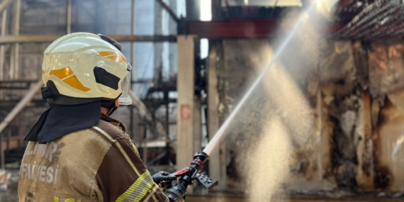 İzmir İtfaiyesi, ALOSBİ’deki fabrika yangınına müdahale etti