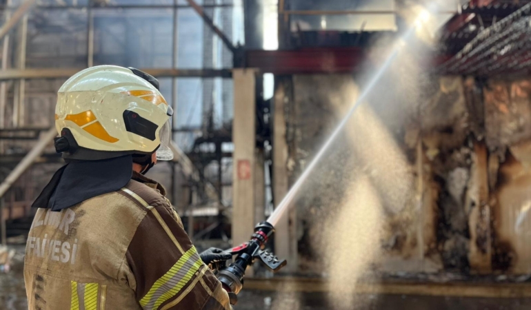 İzmir İtfaiyesi, ALOSBİ’deki fabrika yangınına müdahale etti