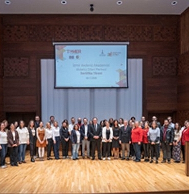 akdeniz-dilleri-merkezinden-sertifika-coskusu