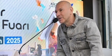 demir-demirkan-bu-kez-edebiyat-sahnesinde-hayranlari-ile-bulustu