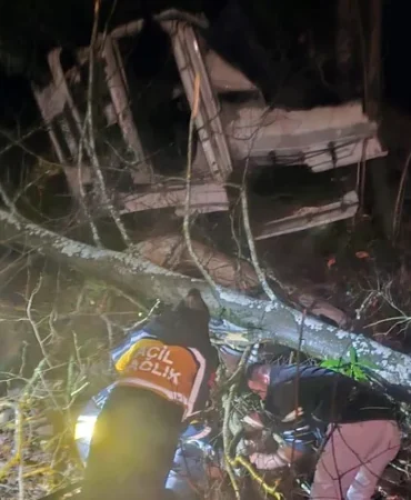 duzce-de-tomruk-yuklu-tir-ucuruma-yuvarlandi-1765692598-494_large