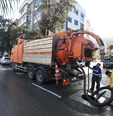 karaburunda-siddetli-yagis-sonrasi-izsudan-hizli-mudahale