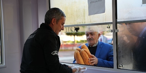 Kemalpaşa’da Halk Ekmek’e Yoğun İlgi